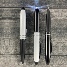 Bolígrafo linterna y puntero blanco y negro