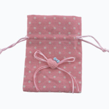 Bolsa de tela rosa con lunares y corazón
