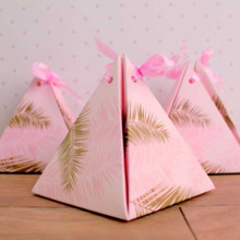 Cajita piramide rosa con hojas