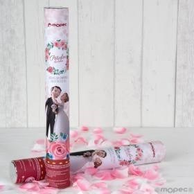 Cañón de pétalos de rosa con novios