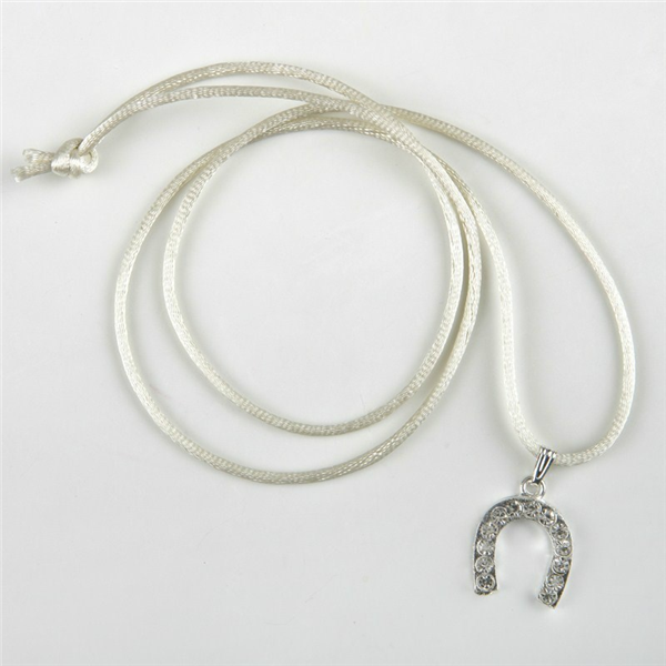 Collar de herradura plateada con cinta marfil