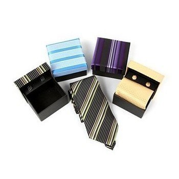 Corbata y gemelos elegantes