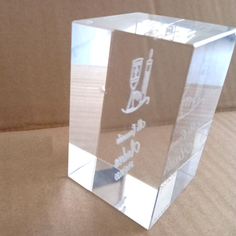 Cubo de cristal con grabado láser 2D (2)