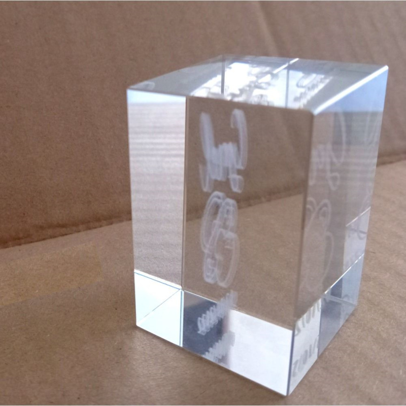 Cubo de cristal con grabado láser 2D (3)