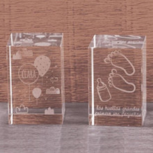 Cubo de cristal con grabado láser 2D