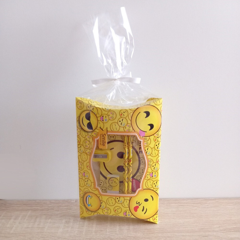 Estuche con accesorios de emoticonos (1)