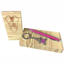 recuerdo de bautizo Estuche con boli y llavero de bebé rosa