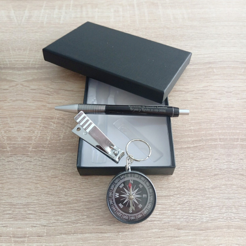 Estuche con brújula, bolígrafo y cortaúñas (1)