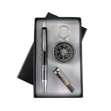 Estuche con brújula, bolígrafo y cortaúñas