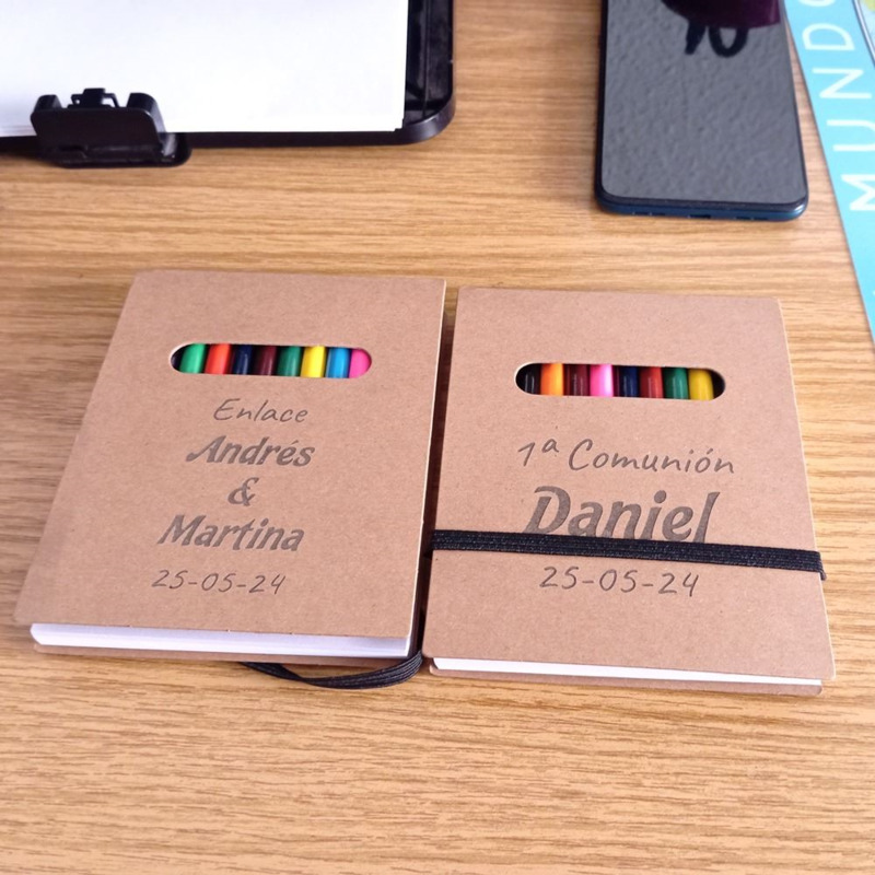 Estuche con libreta y pinturas personalizable (5)