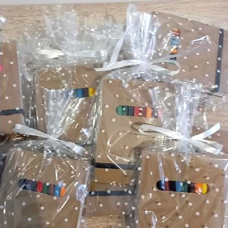 Estuche con libreta y pinturas personalizable (6)