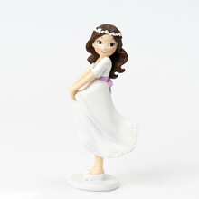 Figura pastel Comunión niña sujetando la falda