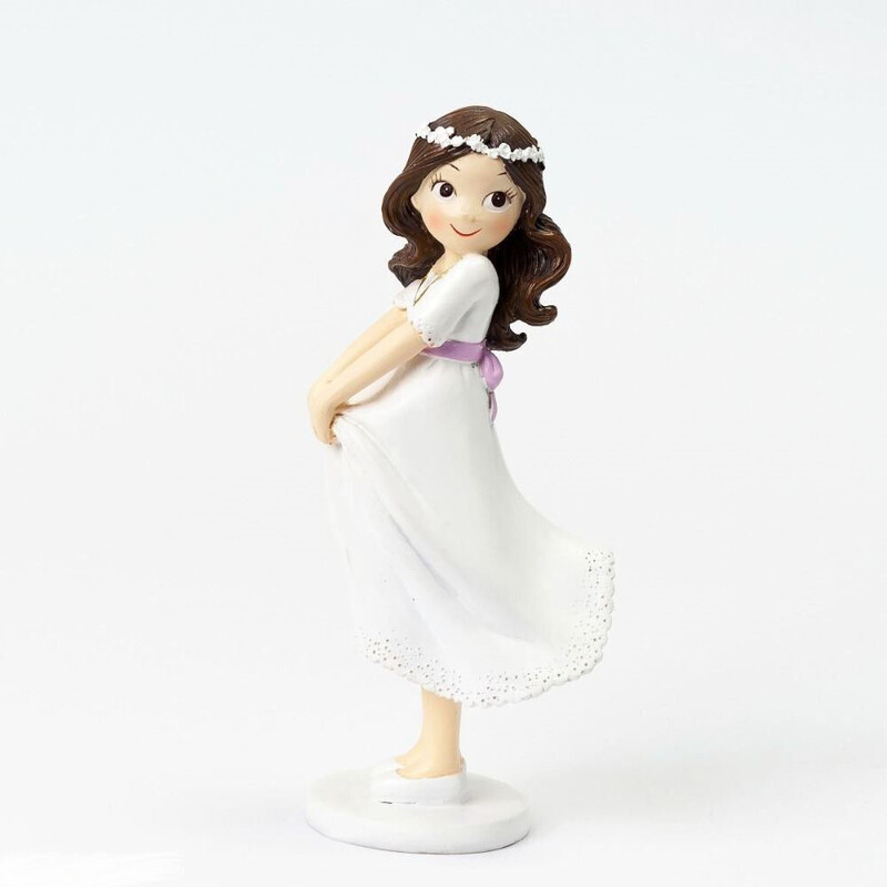 Figura pastel Comunión niña sujetando la falda