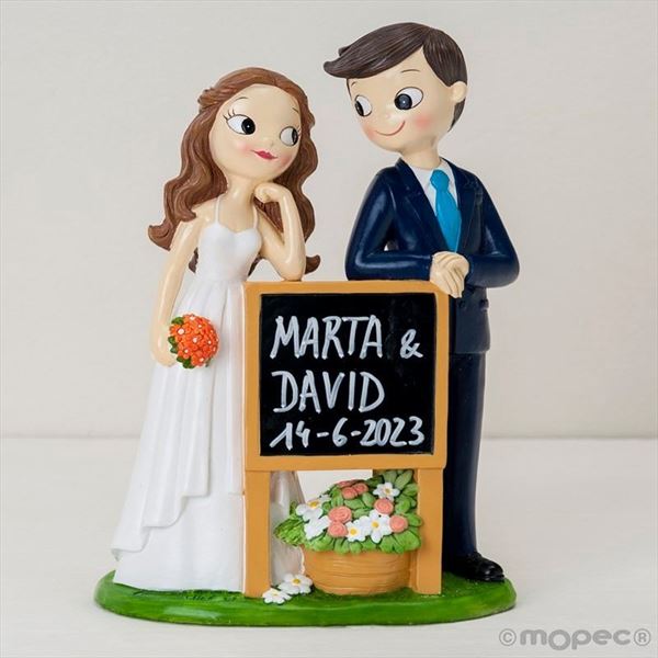 Figura pastel novios con cartel pizarra