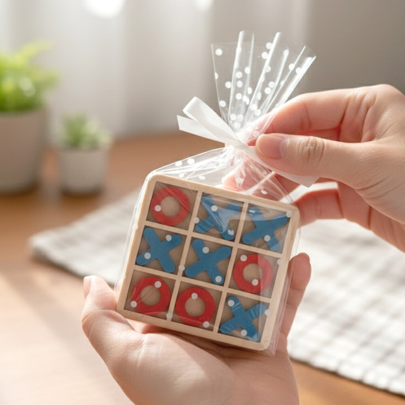 Pequeña tabla de juego tres en raya de madera de colores (3)