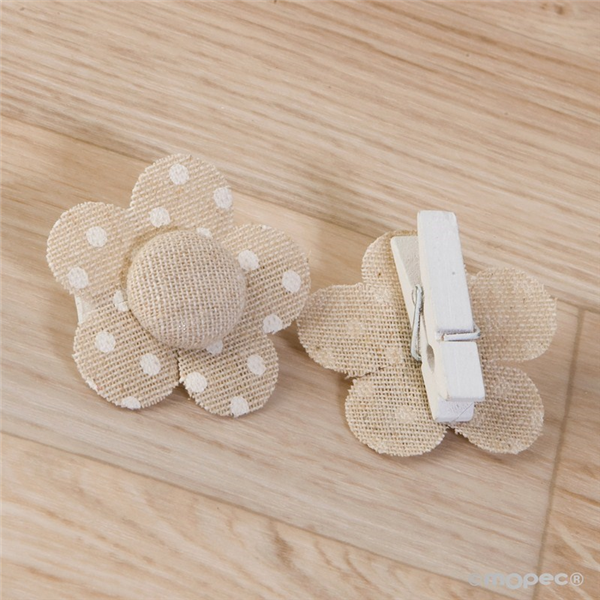 Pinza flor beige con topos