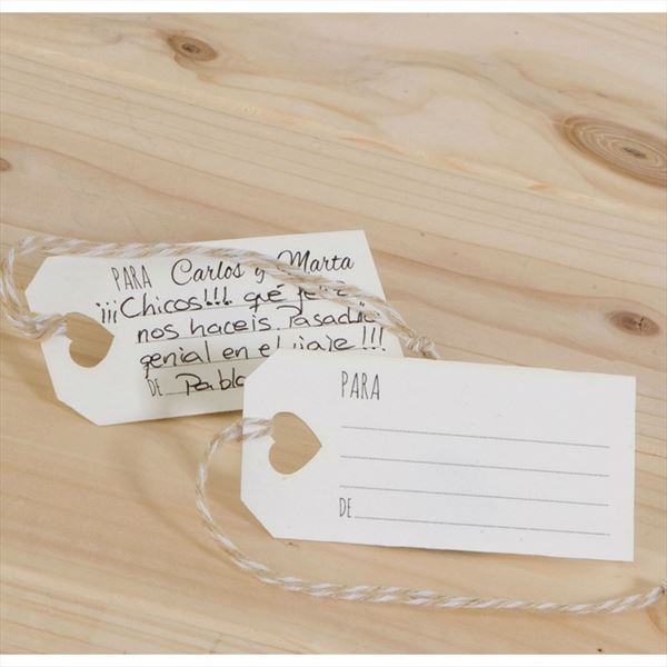Tarjeta para deseos con corazón con cordón