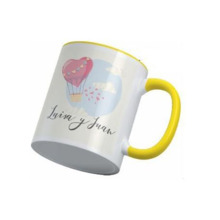 Taza de cerámica amarilla grabada