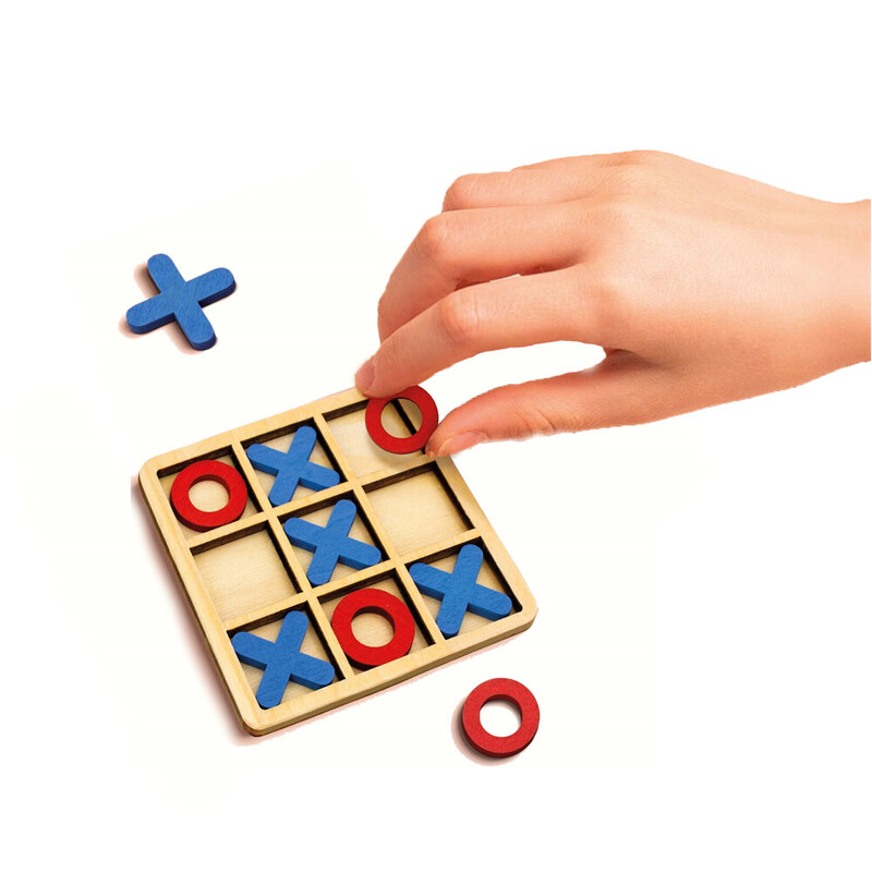 Pequeña tabla de juego tres en raya de madera de colores